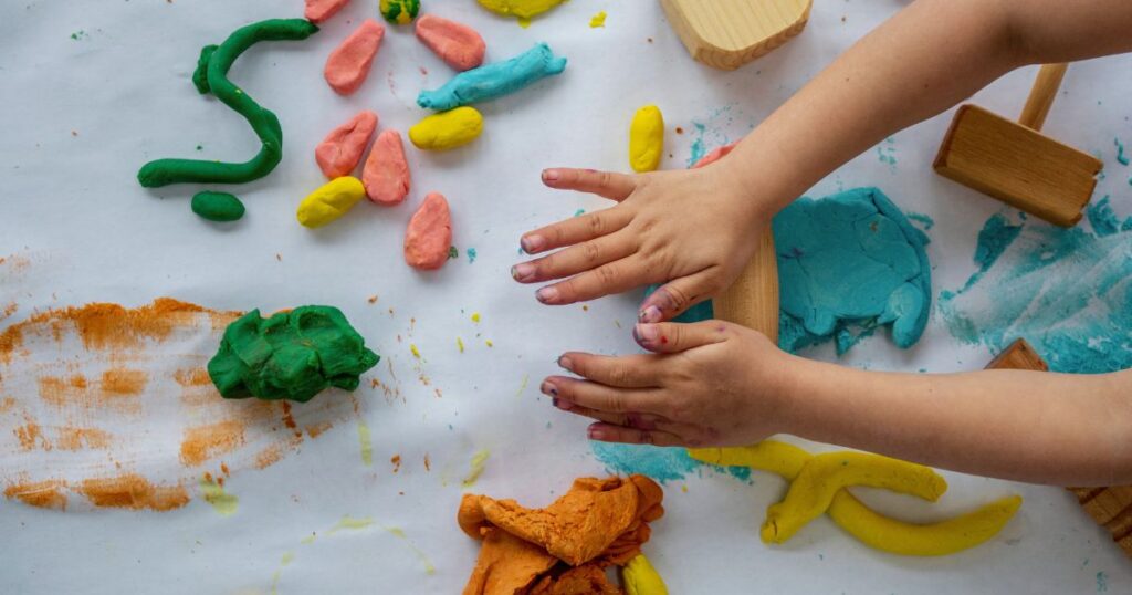 The Calm Mom’s Guide to a (Mostly) Screen-Free Summer: 25 Activities Kids Actually Love calm down screen free activities for kids.