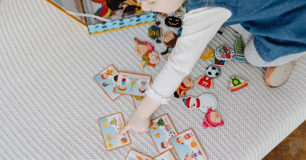 The Calm Mom’s Guide to a (Mostly) Screen-Free Summer: 25 Activities Kids Actually Love independent screen free play ideas for kids.
